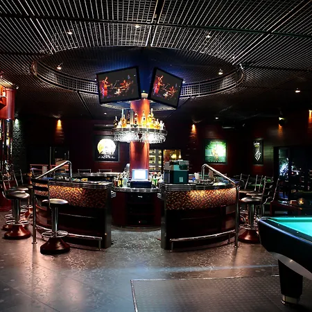 Queens Hotel Angeles City-3